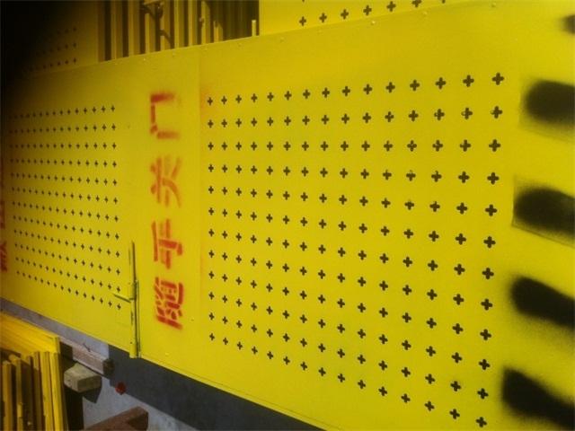 冲孔网电梯防护门